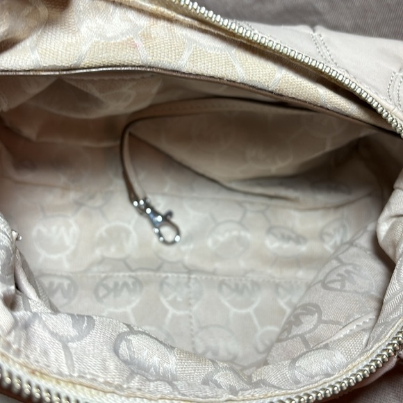 Michael Kors AP-1011 Cream Pleated Shoulder Bag - Picture 11 of 13